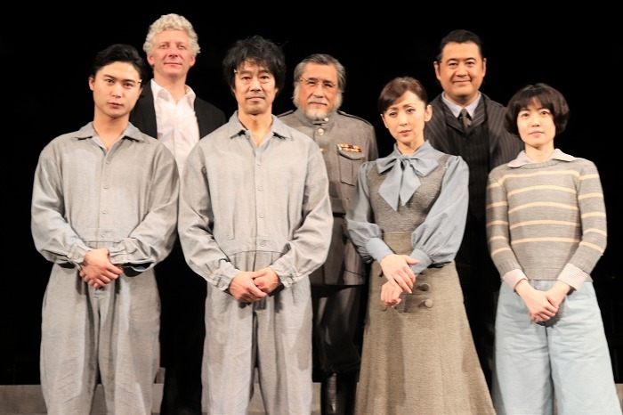 （前列左から）橋本良亮、堤真一、斉藤由貴、シム・ウンギョン（後列左から）ウィル・タケット、外山誠二、小手伸也