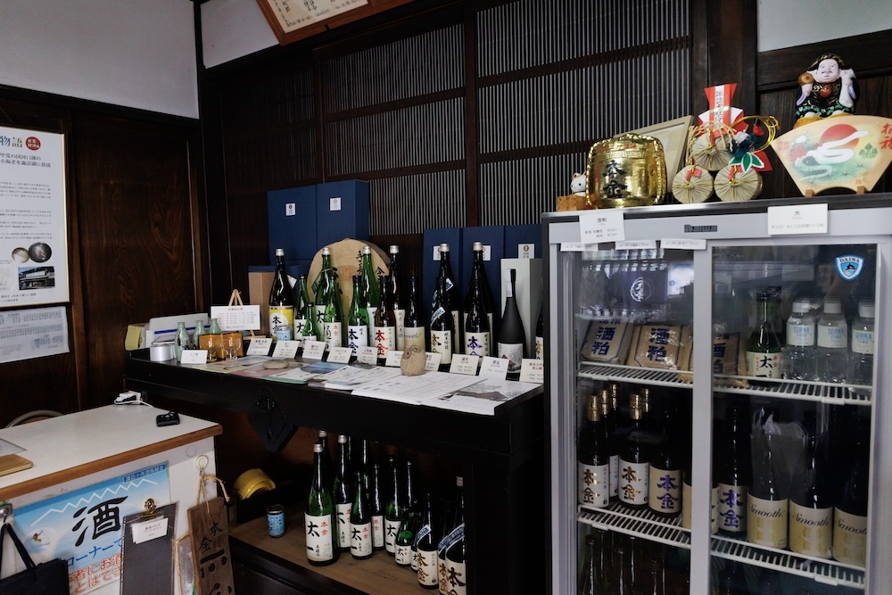 こぢんまりとした店内には「本金」「太一」といった銘柄がぎっしり。 撮影：大塚正明