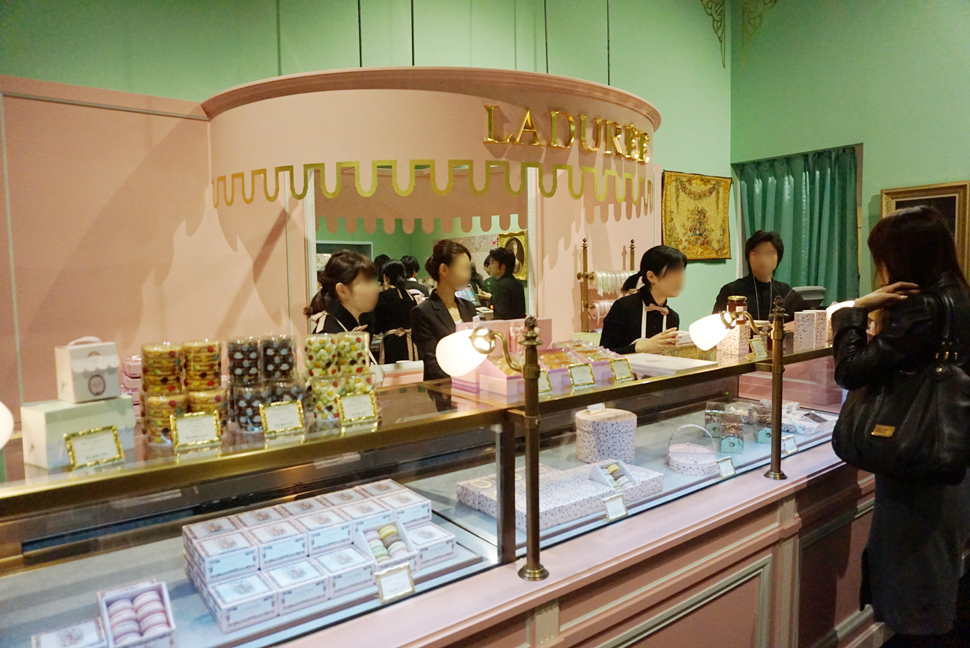 お土産売り場の一角には『ラデュレ』が出店