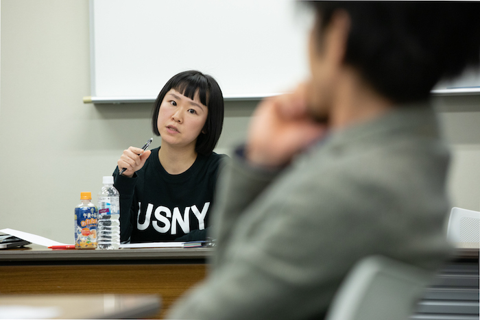 初めての演出となる、女優高野ゆらこ。俳優としての経験を踏まえながら、言葉の汲み取り方を追求する。