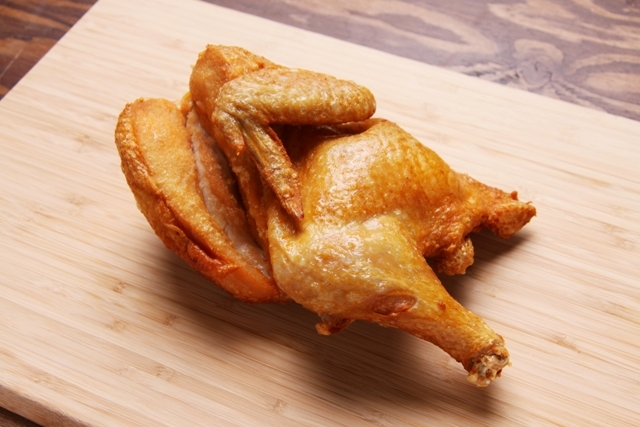 なるとキッチン（北海道小樽市）。若鶏の半身を一切の衣を使わず高温で一気に素揚げしている
