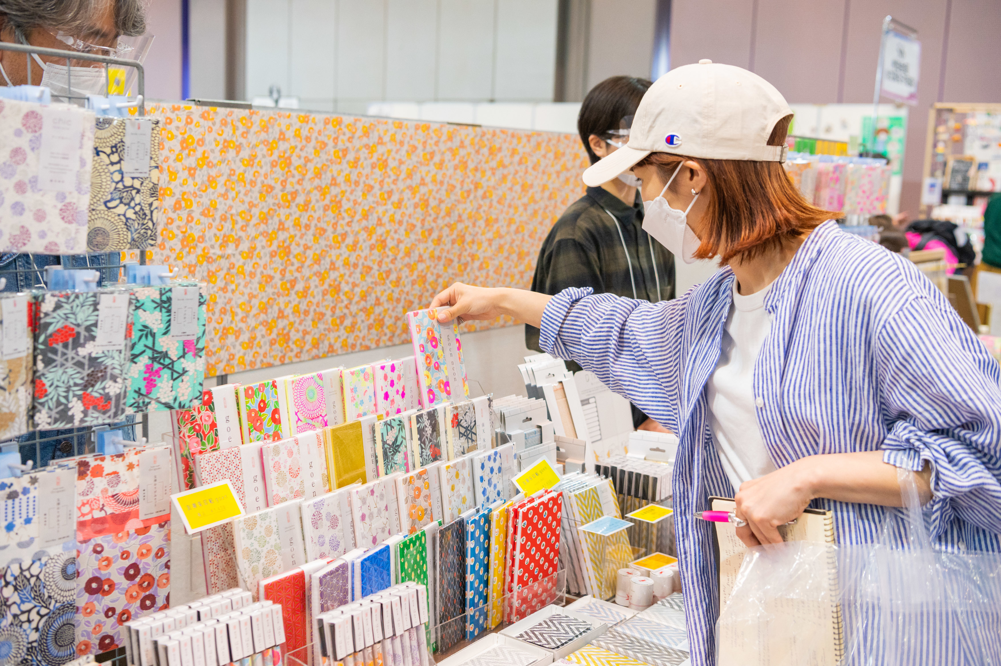 尚雅堂の御朱印を真剣に選ぶ板東さえか