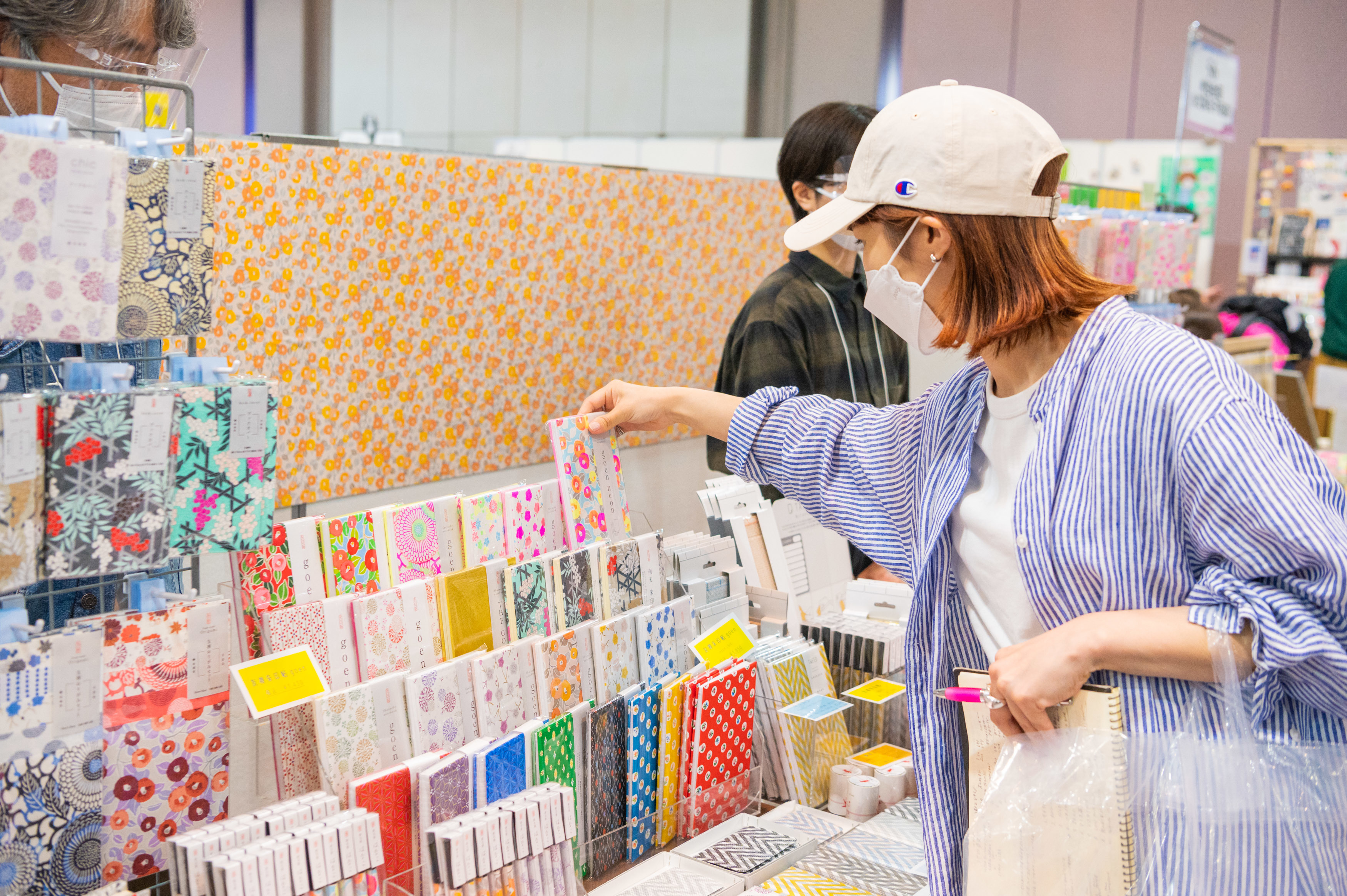 尚雅堂の御朱印を真剣に選ぶ板東さえか