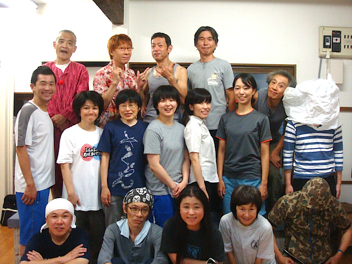 前列左から・二宮信也、小熊ヒデジ、YA-SU、うえだしおみ 中列左から・滝野とも、斉藤やよい、ジル豆田、谷内範子、美月ノン、岡本理沙 後列左から・入馬券、矢野健太郎、くらっしゅのりお、喜連川不良、いちじくじゅん