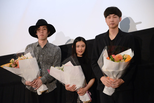 左から野田洋次郎、杉咲花、松永大司監督。