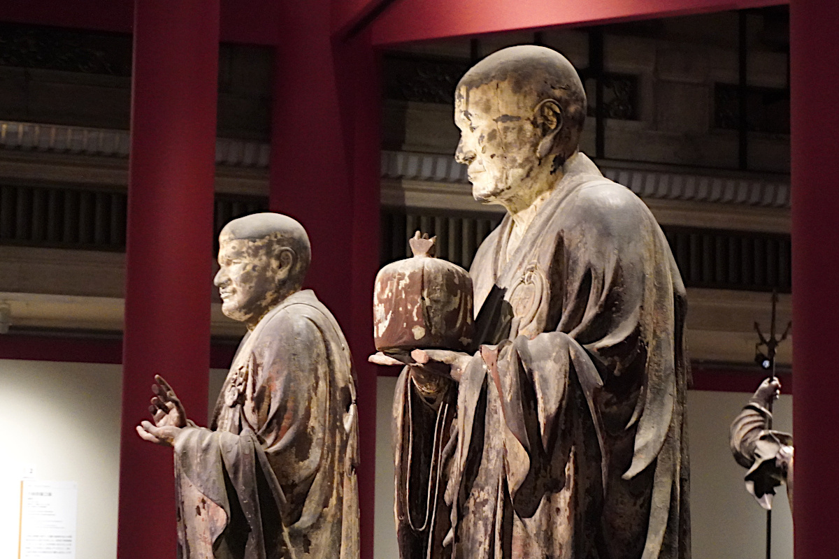 右：国宝《無著菩薩立像》運慶作 鎌倉時代・建暦2年（1212）頃 奈良・興福寺蔵 北円堂安置