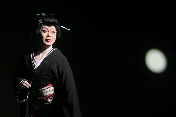 橘炎鷹座長。黒の中の艶姿と月。(2016/7/3)　半田なか子さん撮影