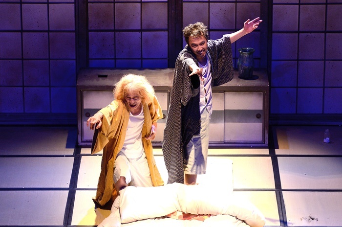KUDAN Project『真夜中の弥次さん喜多さん』2014年再演より。（左から）小熊ヒデジ、寺十吾。