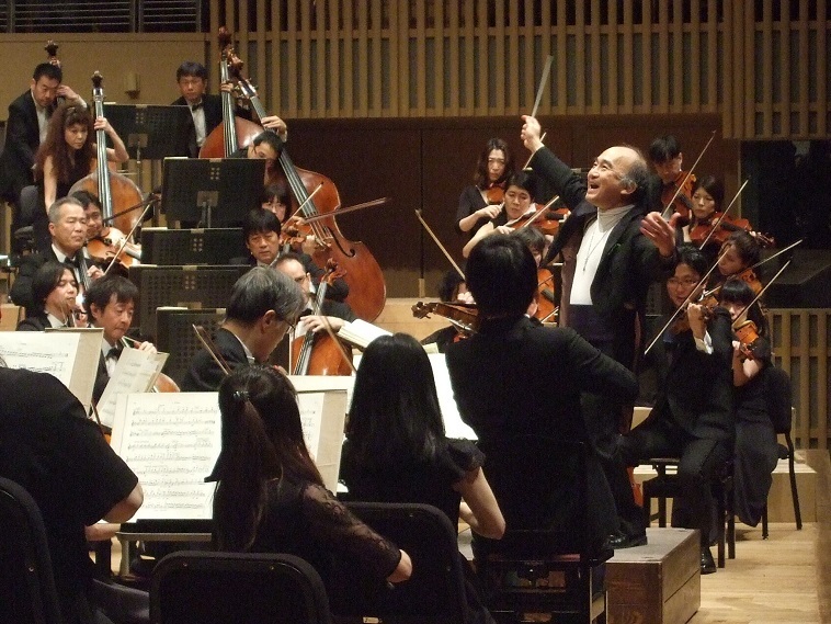 楽しそうに指揮をする広上淳一（’19年3月 第632回定期演奏会）