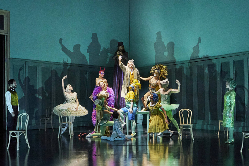 【ホフマン物語】Production image of The Tales of Hoffmann ©Keith Saunders