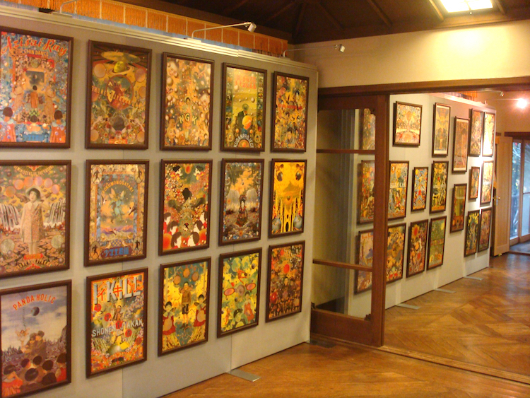 計40点のチラシ原画が壁を埋め尽くす、2階の展示室6（旧サンルーム）と展示室7（旧寝室 A）