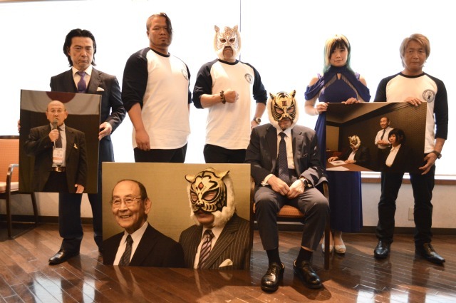 記者会見に登壇した平井丈雅代表、間下隼人、スーパー・タイガー、初代タイガーマスク佐山サトル、MIRAI、日高郁人（左から）