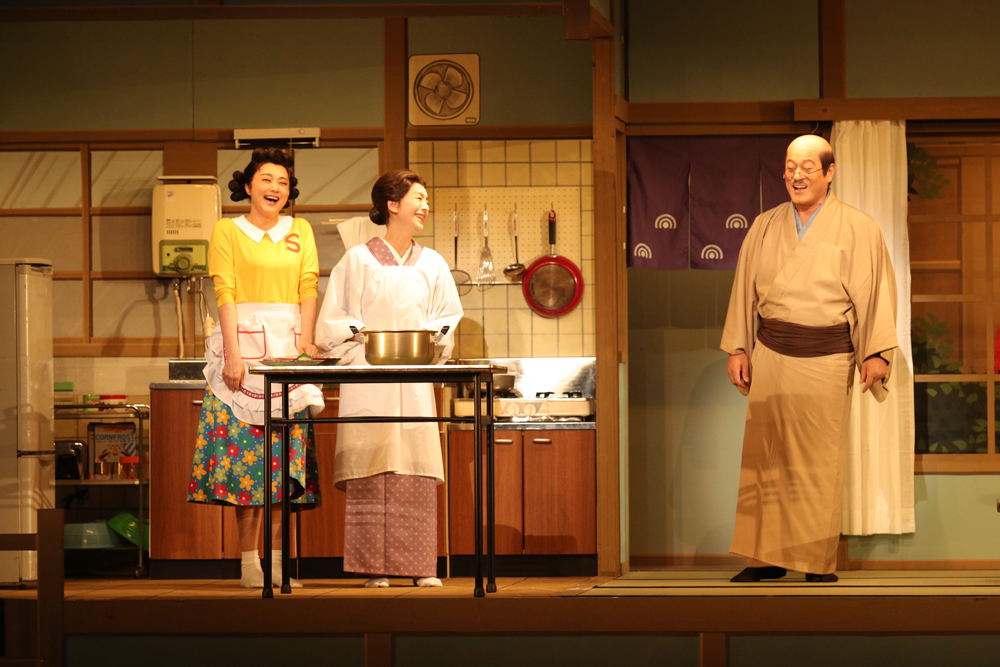舞台『サザエさん』左から藤原紀香、高橋惠子、松平健