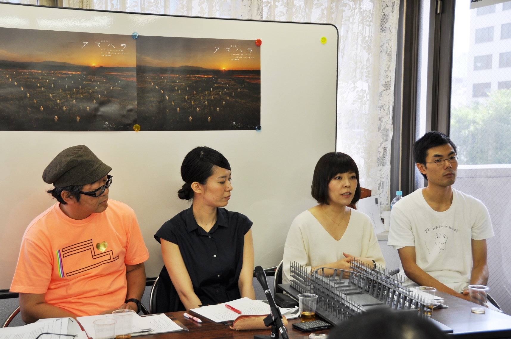 記者会見に出席したメンバー。（左より）内橋和久、山﨑佳奈子、平野舞、金子仁司