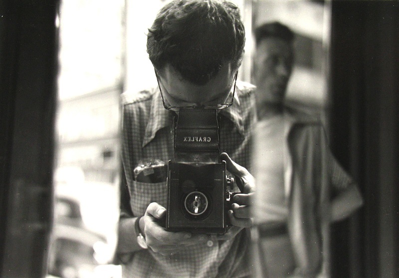 ソール・ライター 《セルフ・ポートレイト》1950年代、ゼラチン・シルバー・プリント　(C)Saul Leiter Foundation