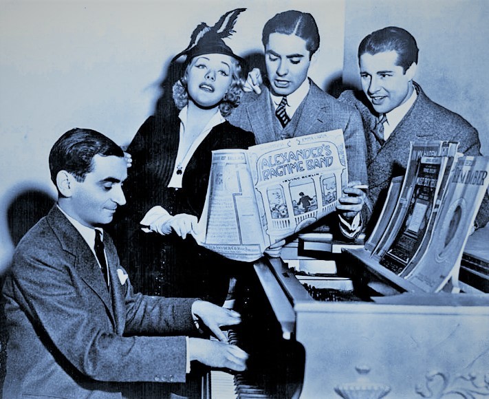 バーリンの曲をふんだんに使った映画「世紀の楽団」（1938年）の宣伝用写真。左からバーリン、主演のアリス・フェイ、タイロン・パワー、ドン・アメチ。映画の原題は「アレグザンダーズ・ラグタイム・バンド」。