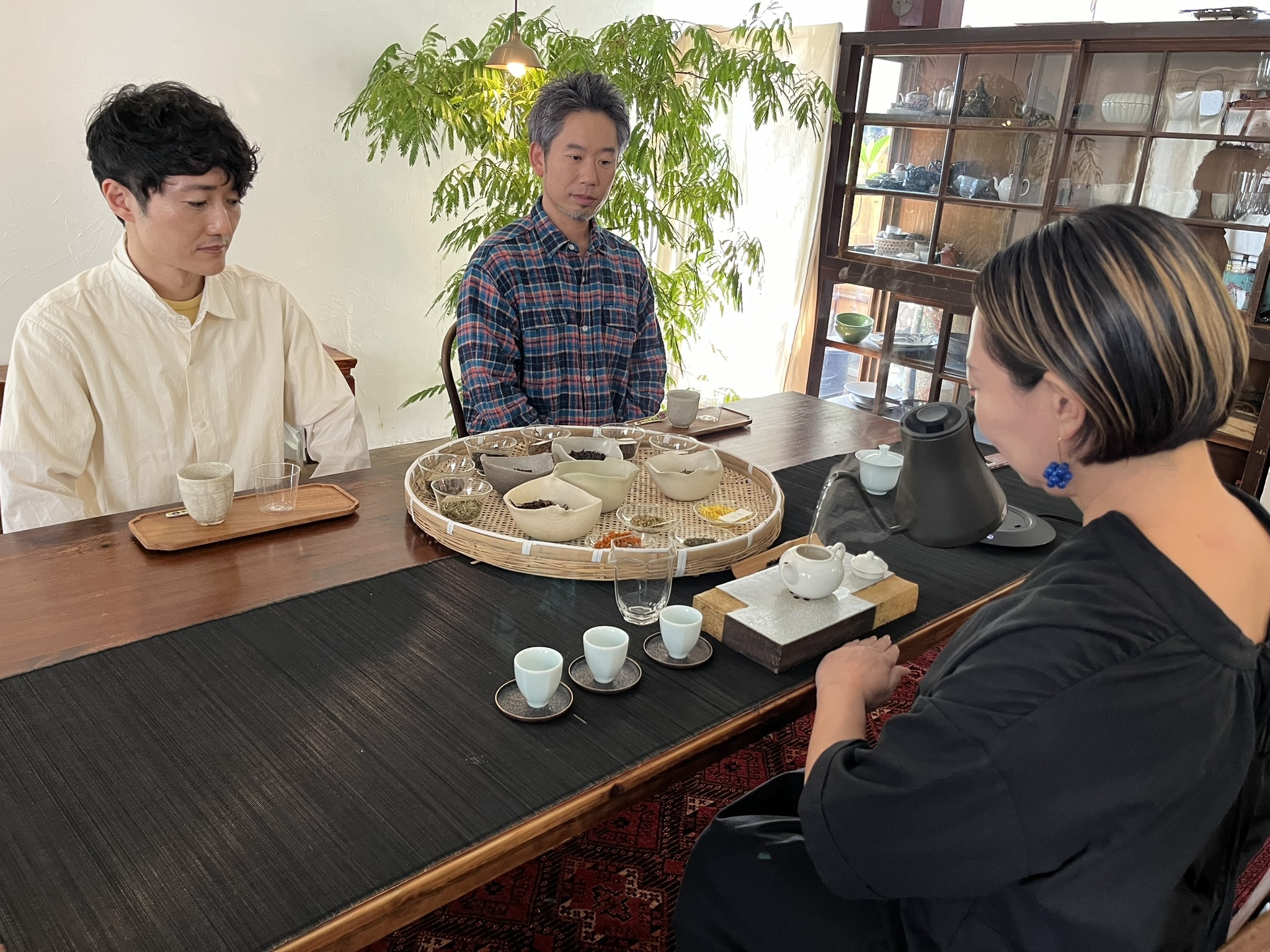 まずは希少な烏龍茶を試飲