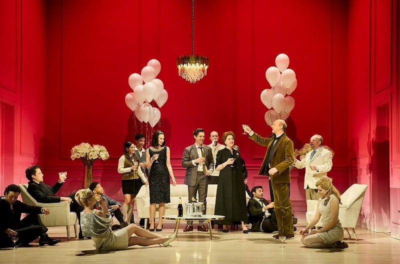 NTLive『ザ・モーティヴ＆ザ・キュー』 (C)Mark Douet