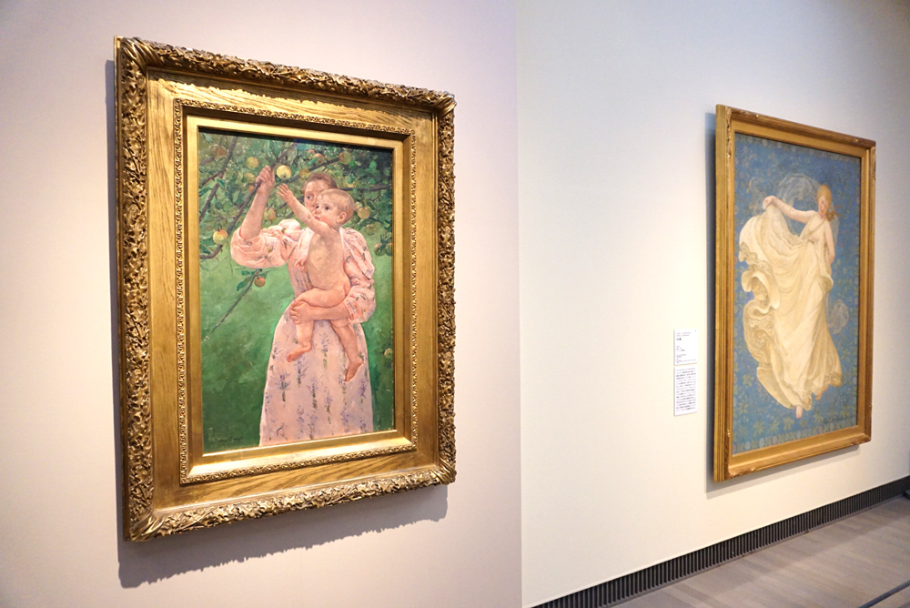 （左）メアリー・カサット《果実をとろうとする子ども》1893年 ヴァージニア美術館蔵