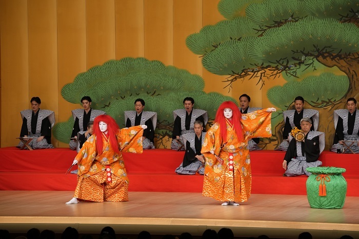 第三部『猩々』（左より）猩々=中村勘九郎、猩々=尾上松緑 ／(C)松竹