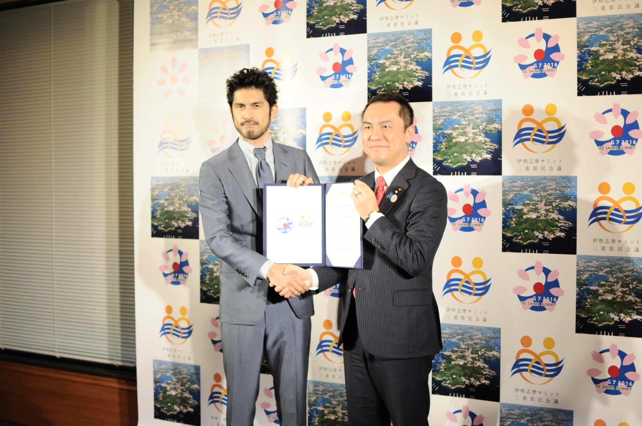 平井堅（写真左）、鈴木英敬三重県知事（写真右）