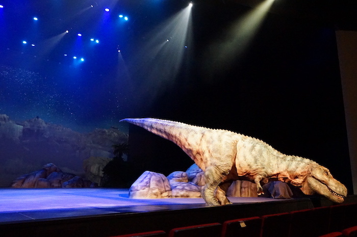 舞台からはみ出すティラノサウルスの、素晴らしいボディバランス