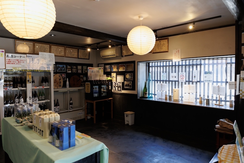 比較的コンパクトな店内には、代表銘柄「横笛」各種のほか、純米仕込みの梅酒などが所狭しと並んでいる。 撮影：大塚正明
