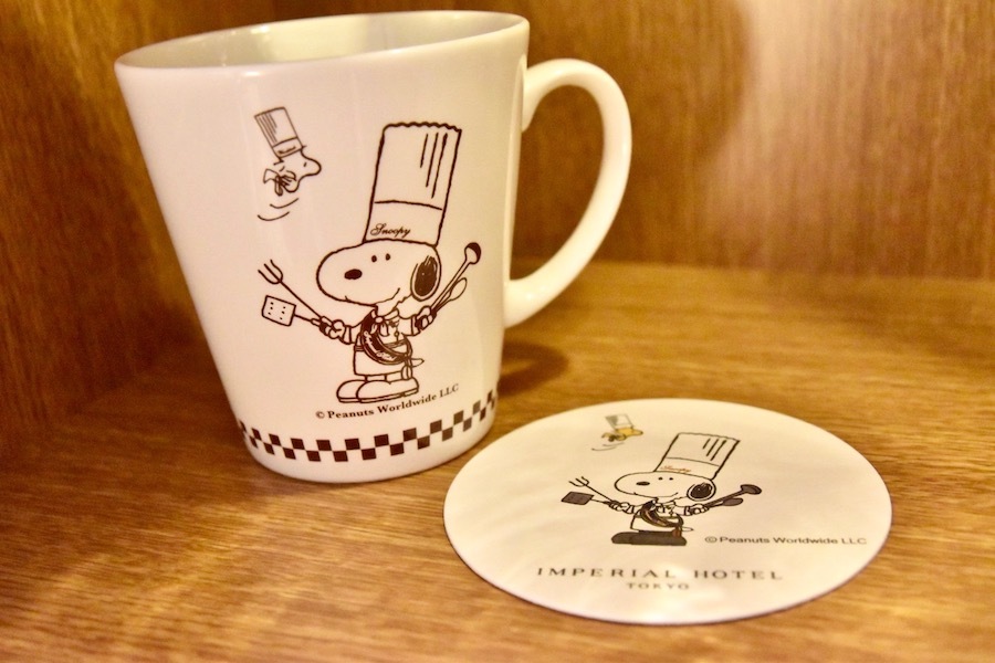 マグカップやコースターにも料理長スヌーピーが描かれている。