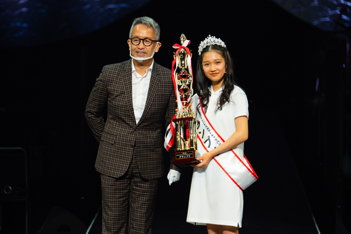 宮本亞問（左）と山﨑玲奈さん（写真提供：ホリプロ）