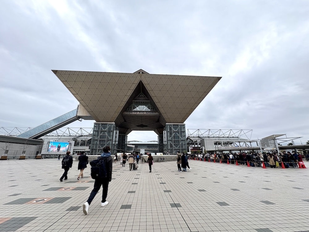 一般開場時刻のおよそ30分前で、ビッグサイトの外にまで入場待機の黒々とした列が（写真右手）。