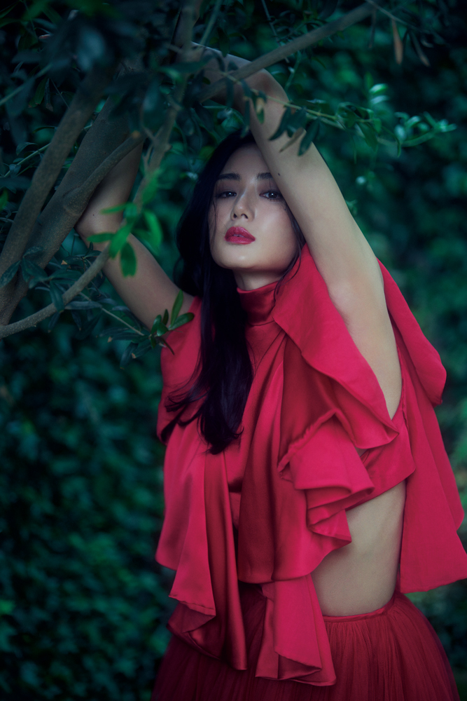 女優・片山萌美、抜群のプロポーションで美しさとしなやかさの中