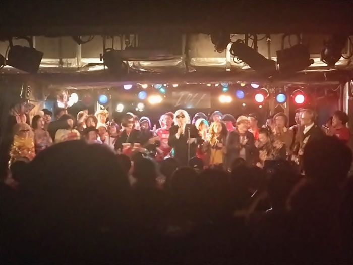 今年1月の『しりあがり寿presents 新春！ (有)さるハゲロックフェスティバル'18』フィナーレ。中央で歌ってるのがしりあがり寿。 ［撮影］吉永美和子
