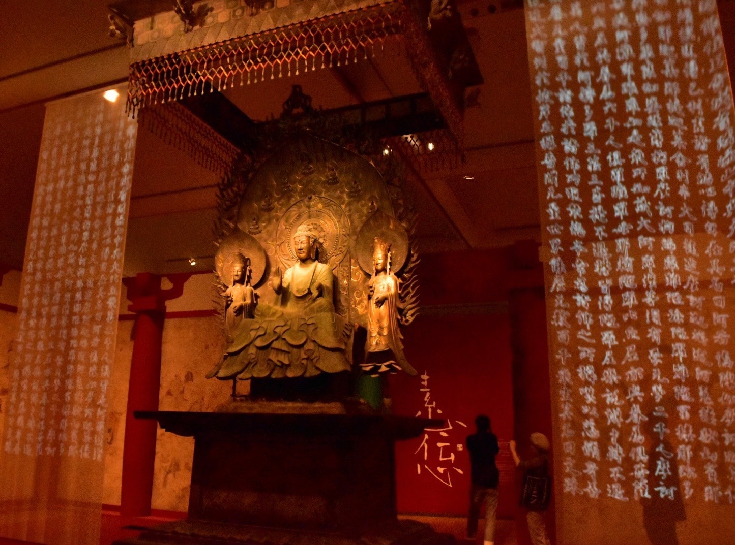 会場風景　クローン文化財　法隆寺釈迦三尊像　623年