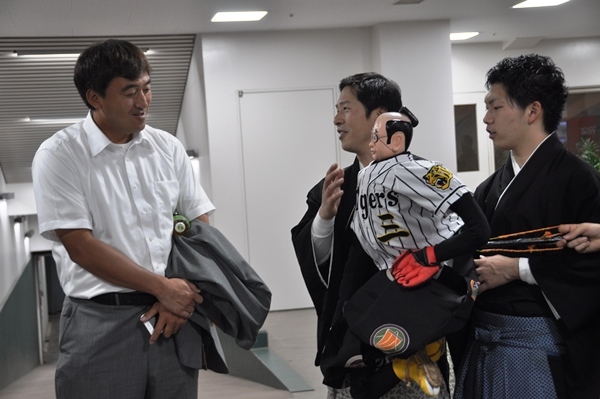 （上）トラッキー＆ラッキーとセレモニー前に記念撮影。（下）石井一久氏（左）と談笑。もしかして投球のアドバイスを受けている？