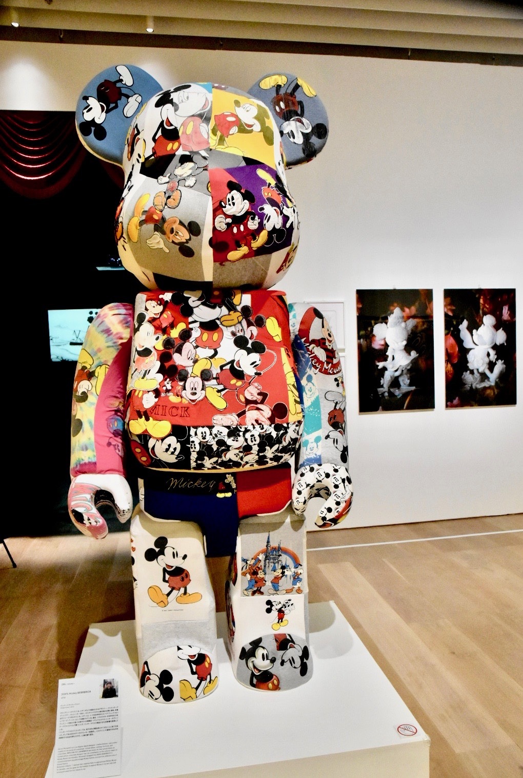 左：DRx《3000% Mickey BE＠RBRICK》、右奥：James Jean《Minnie Eden》、《Mickey Eden》 (C)Disney