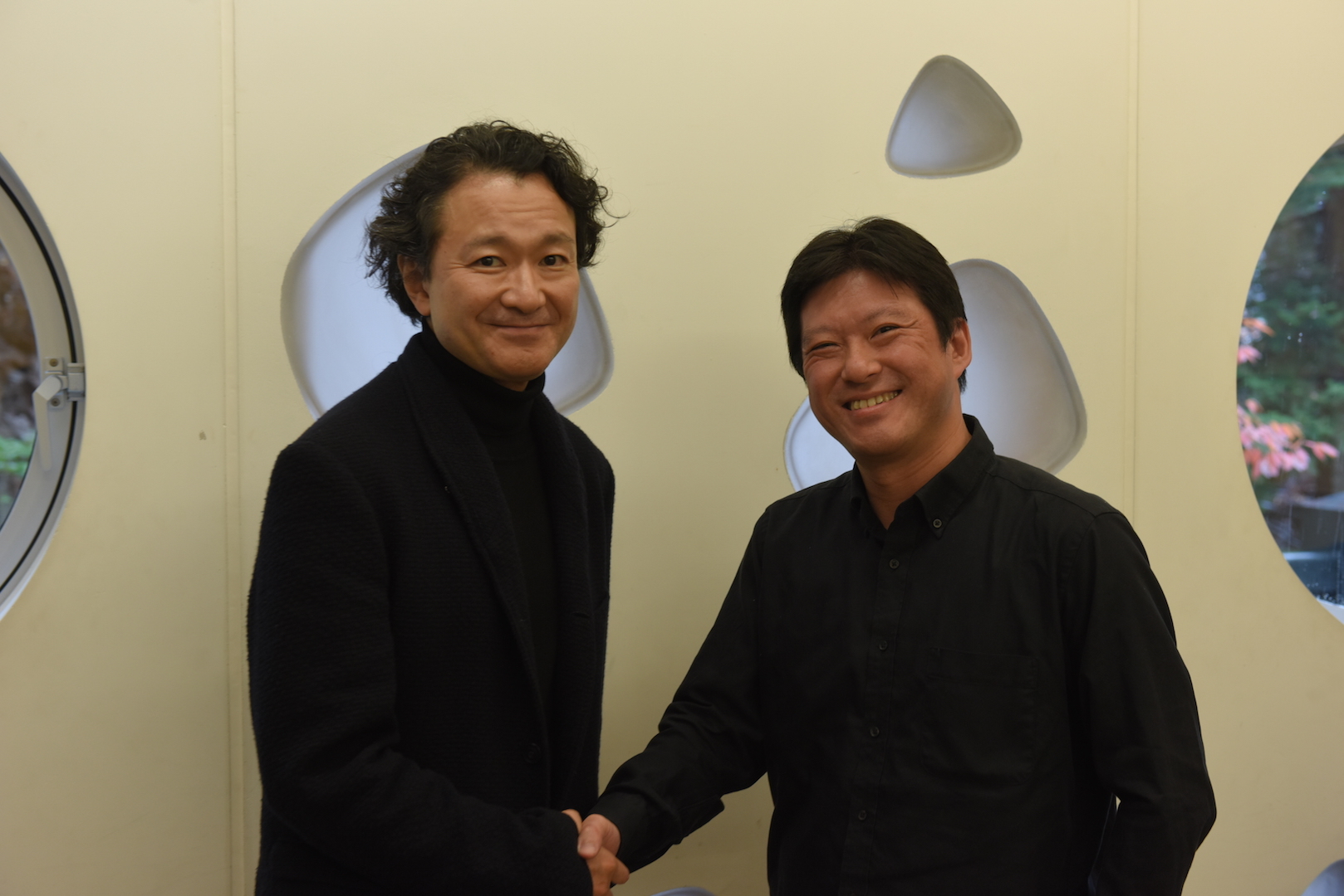 白井晃（左）と城谷正博 撮影：山田毅
