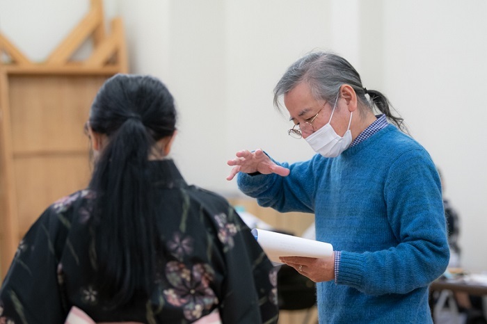 稽古場の様子　齋藤雅文（右）