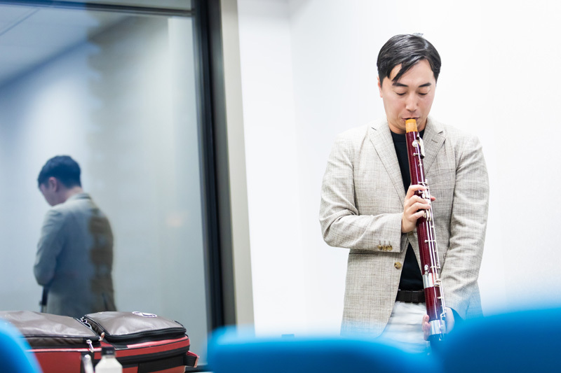 「アボリジニ・ダンス」で行う特殊奏法を実演する古谷。果たして音は出るのか…!?　真相は会場で。