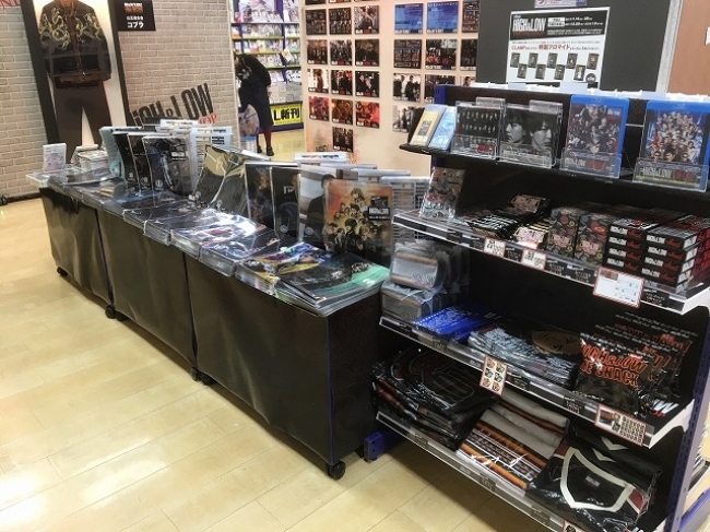 High Low コブラ 岩田剛典 らの衣装展示や達磨一家の法被を着ての写真撮影も High Low The Onlyshop が広島でも開催 Spice エンタメ特化型情報メディア スパイス