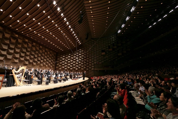 30ｍの大きな間口もフェスティバルホールの特徴の一つ