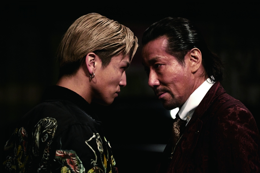 左から、コブラ（岩田剛典）、善信吉龍（岸谷五朗） （C）2017「HiGH&LOW」製作委員会