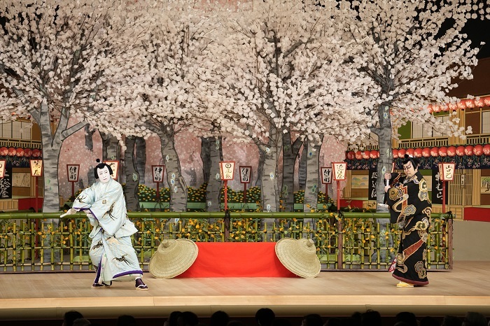 昼の部『鞘當』（左より）名古屋山三=松本幸四郎、不破伴左衛門=尾上松緑 ／(C)松竹