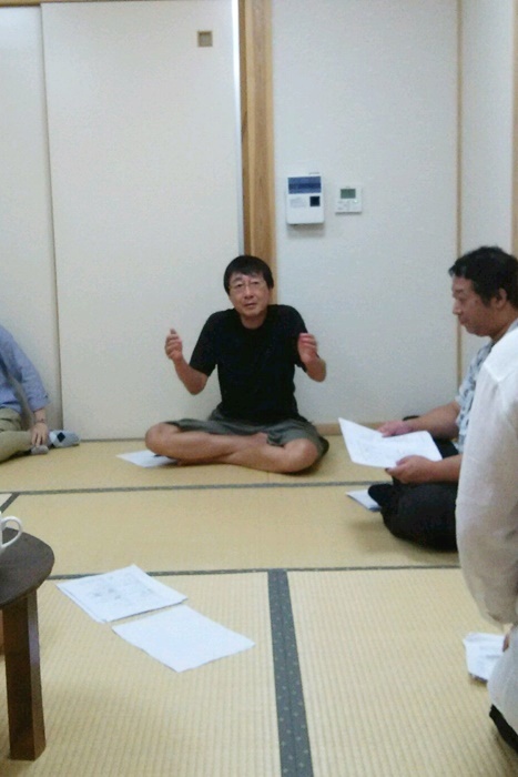 『隣にいても一人』演出中の天野天街 ［写真提供］雨傘屋