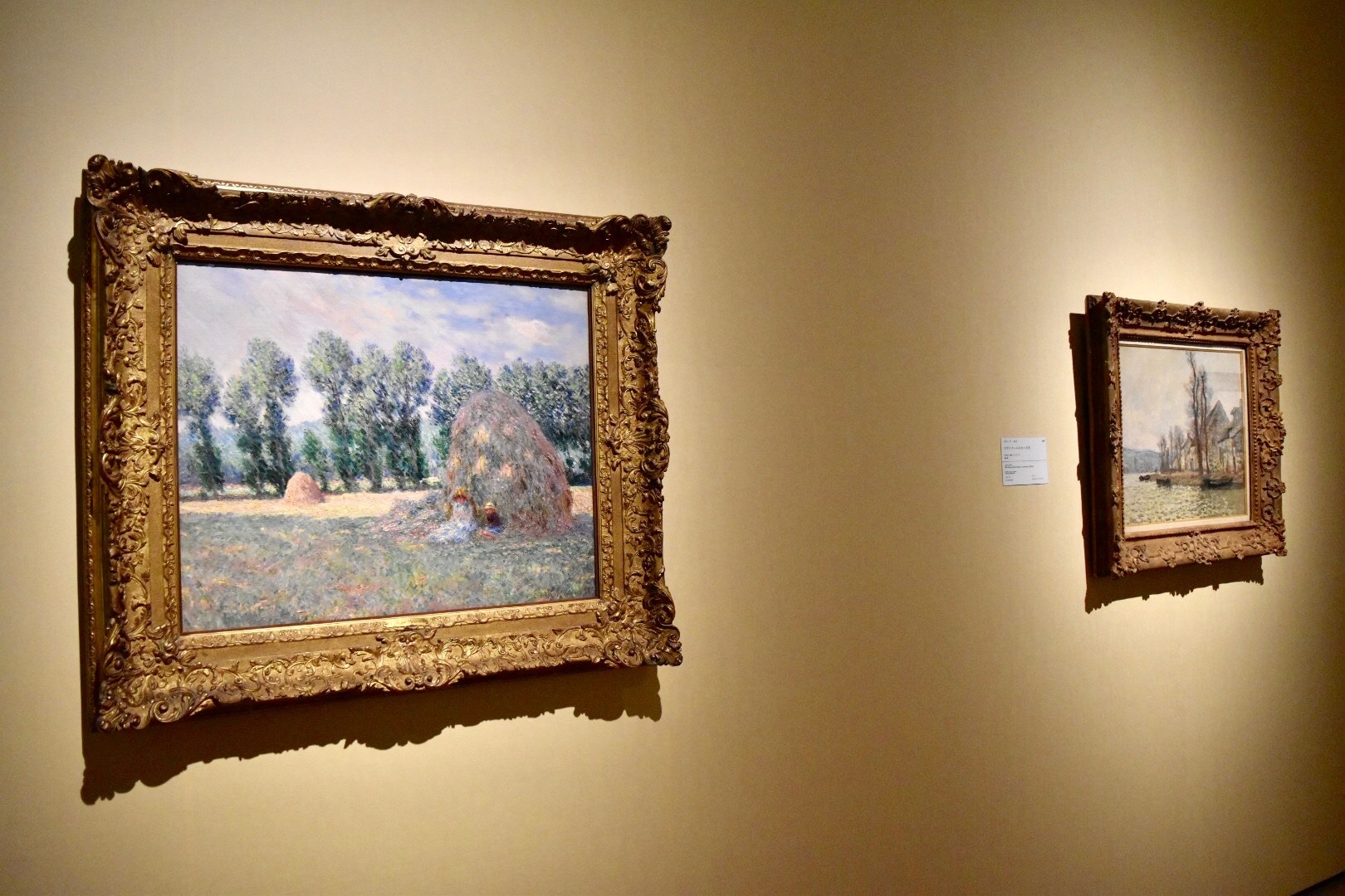 左：クロード・モネ　《積みわら》　1885年　大原美術館蔵　右奥：クロード・モネ　《ラヴァクールのセーヌ河》　1879年　個人蔵