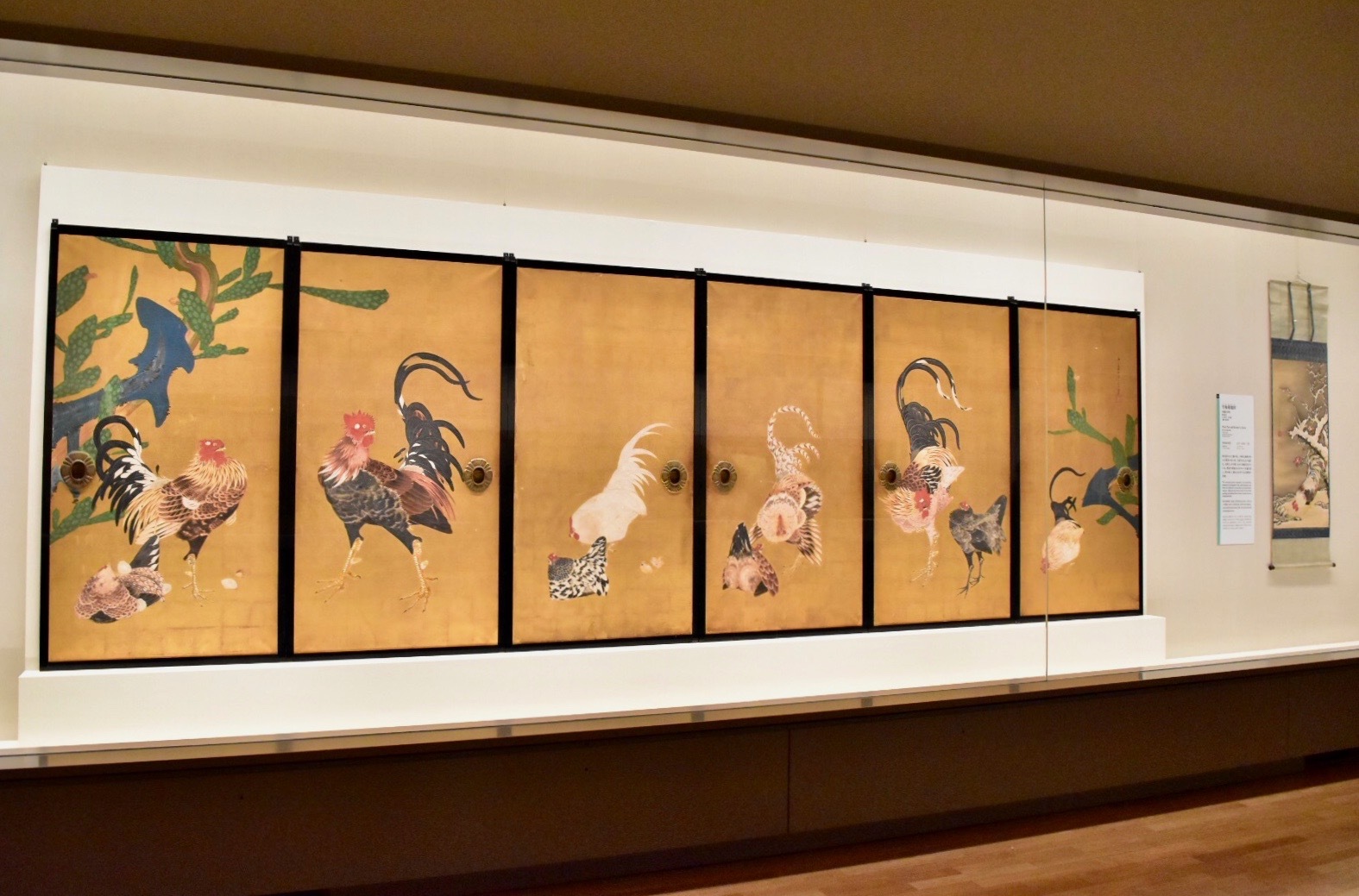 左：仙人掌群鶏図襖 重要文化財 伊藤若冲筆筆 江戸時代・18世紀 大阪・西福寺蔵 右奥：雪梅雄鶏図 伊藤若冲筆 江戸時代・18世紀 京都・両足院蔵