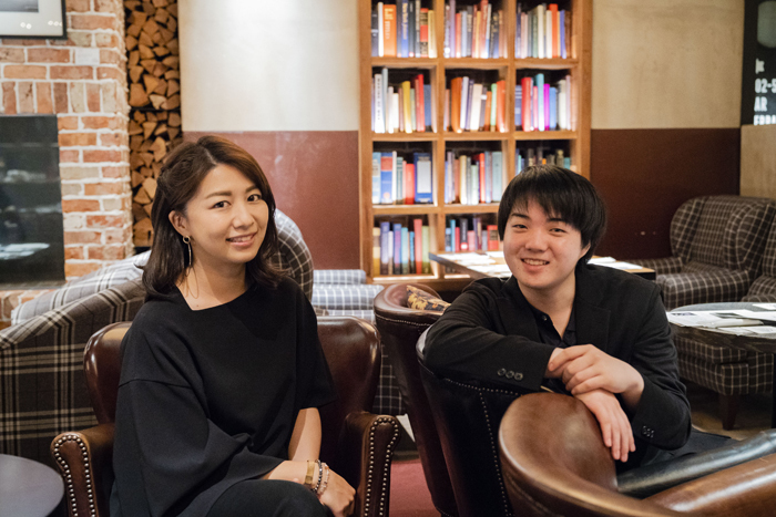 松田理奈（左）、藤田真央（右）