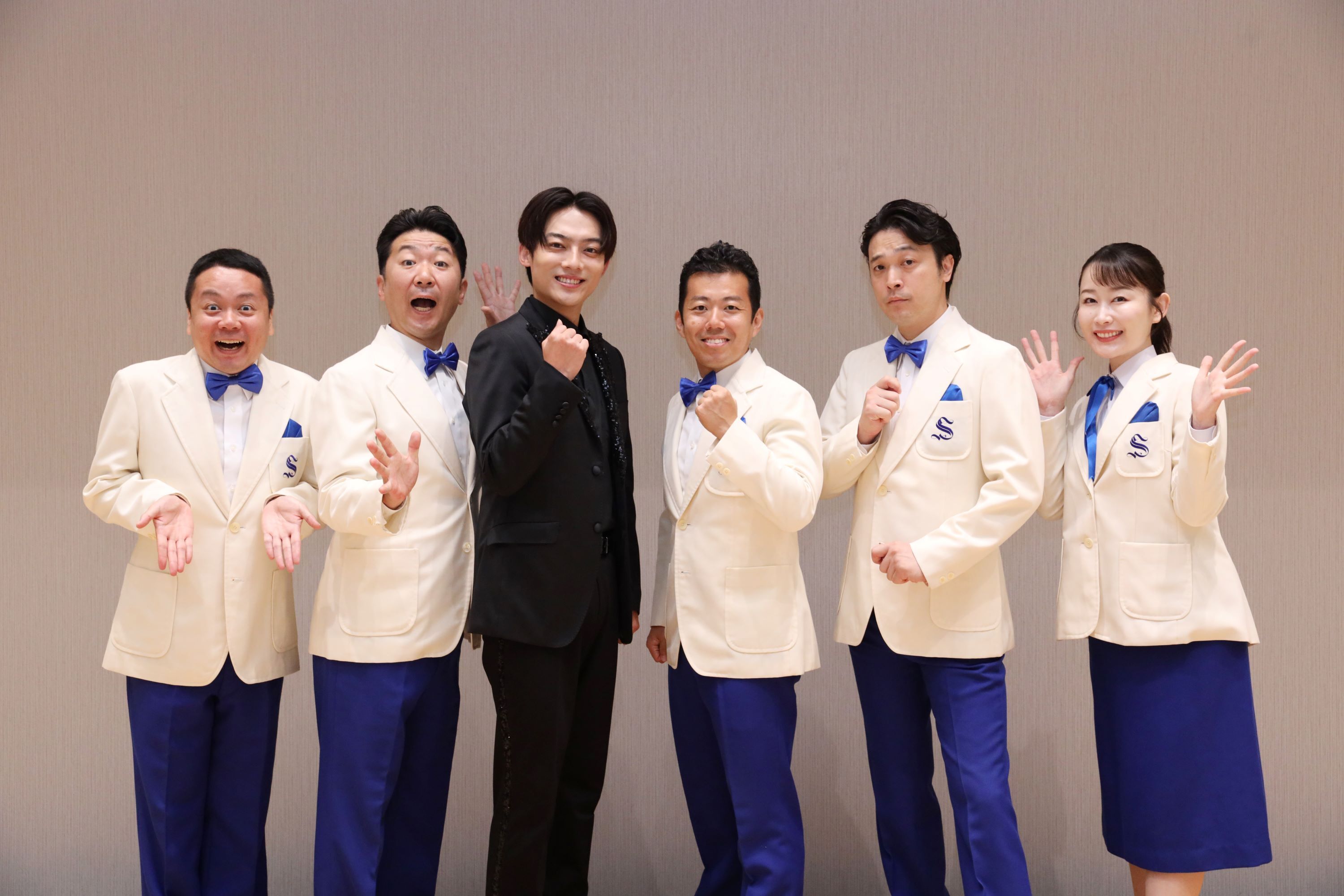 左から曽我廼家桃太郎、曽我廼家一蝶、辰巳ゆうと、藤山扇治郎、曽我廼家天笑、曽我廼家いろは