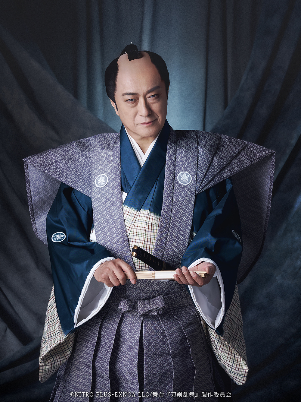 水野忠邦 役：山路和弘 　　　　　　　　　(C)NITRO PLUS･EXNOA LLC/舞台『刀剣乱舞』製作委員会
