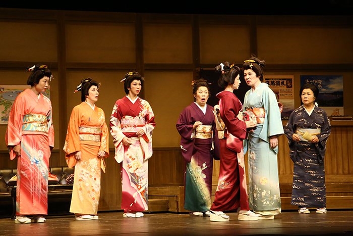 左から、山崎静代、高畑淳子、湖月わたる、柴田理恵、榊原郁恵、青木さやか、臼間香世