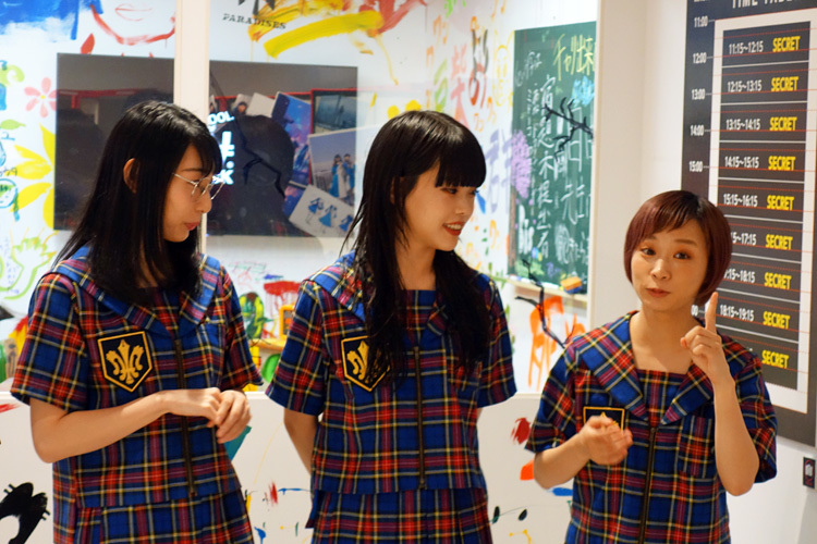 BiSH（左より：ハシヤスメ・アツコ、アイナ・ジ・エンド、モモコグミカンパニー）
